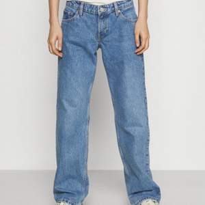 Jeans från weekday i modellen ”arrow low”, färgen belize blue. Storlek: 25/30 Aldrig använda då dem är för små💕 