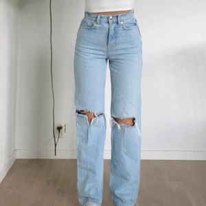 Jeans med hål - Jeans från ginatricot, jag är 155cm🤍köparen står för frakten på 66kr🤍