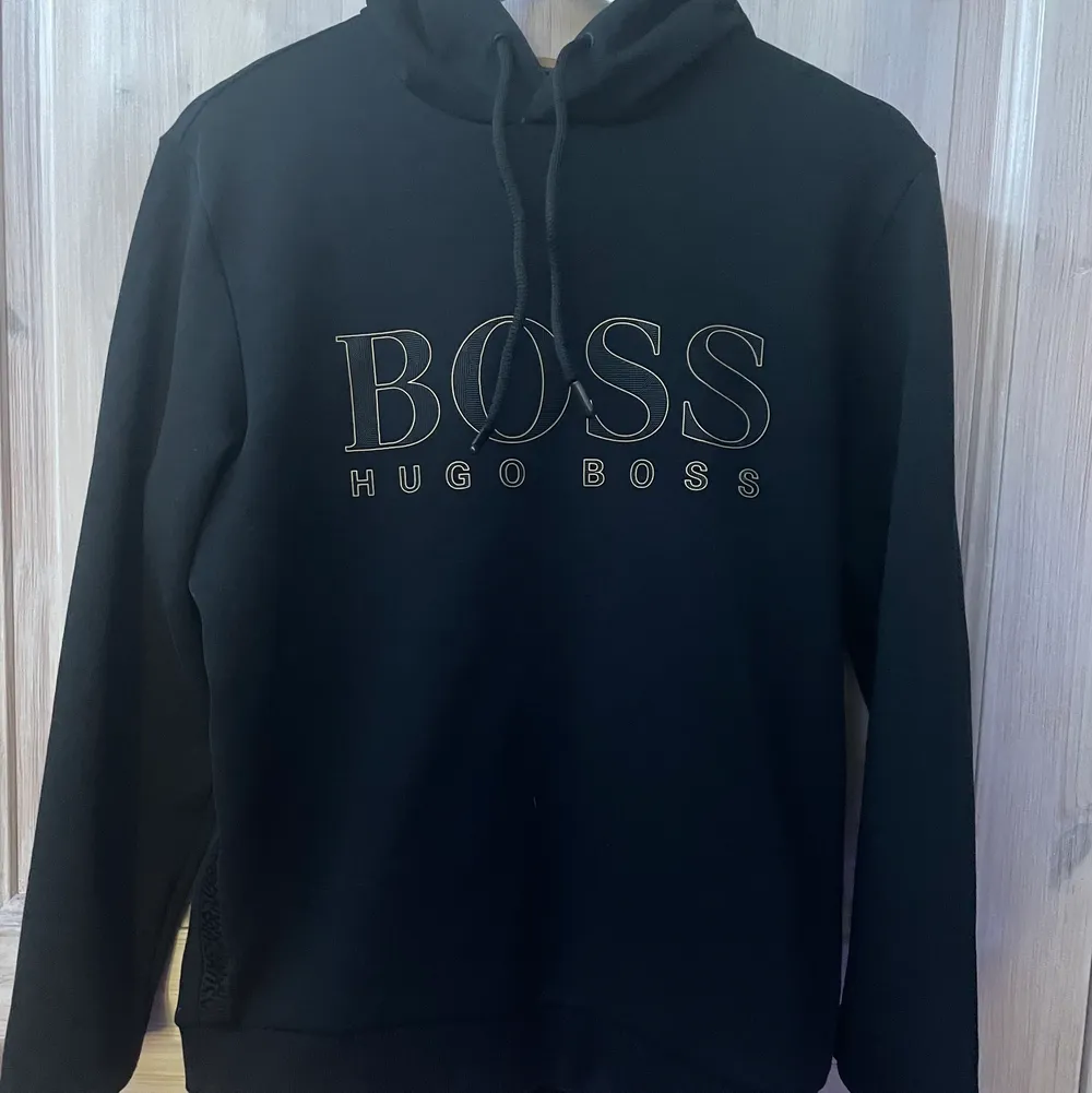 Hej! Säljer min Hugo boss hoodie pga att jag bytt stil. Är som ny använd ca 5 gånger. Kvitto tillgår. Tar även byten!. Tröjor & Koftor.