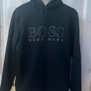 Hej! Säljer min Hugo boss hoodie pga att jag bytt stil. Är som ny använd ca 5 gånger. Kvitto tillgår. Tar även byten!