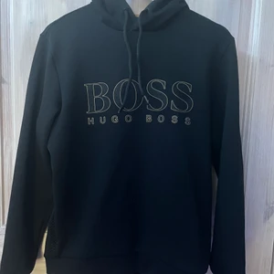 Hugo boss hoodie  - Hej! Säljer min Hugo boss hoodie pga att jag bytt stil. Är som ny använd ca 5 gånger. Kvitto tillgår. Tar även byten!