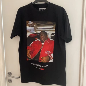 The notorious big tröja  - Säljar den här biggie tröjan för att de e min dit längre.köpte den för kanske att halv år sen men har använt den cirka 10 gånger eller så.💕pris kan diskuteras💕