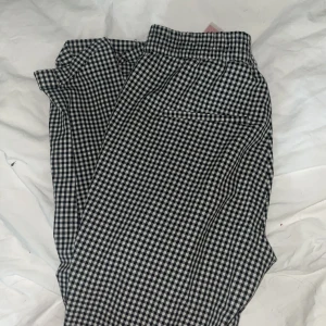 Kostymbyxor med stretch. Stl M/w32 - Tajta kostymbyxor med stretch, resår i midjan med öglor för skärp