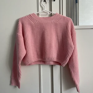 Stickad tröja - Croppad stickad tröja från shein i strl S, knappt använd så i nyskick!☺️🛍🎊 20kr + frakt
