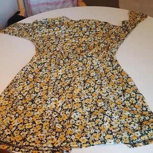 Vila blommig klänning  - Sitter löst och skönt på kroppen. Har en svart underkjol så att den inte blir genomskinlig 