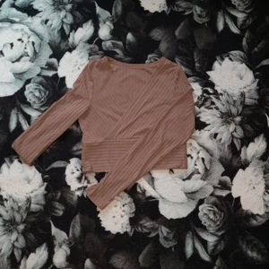 Uringad, långärmad croptopp - Köptes 2021 har använts någon gång. Men inte längre. Är riktigt skönt material och färgen ligger mellan gammelrosa och gammellila. Kan posta och samfrakta, men prata med mig innan du trycler på köp nu.