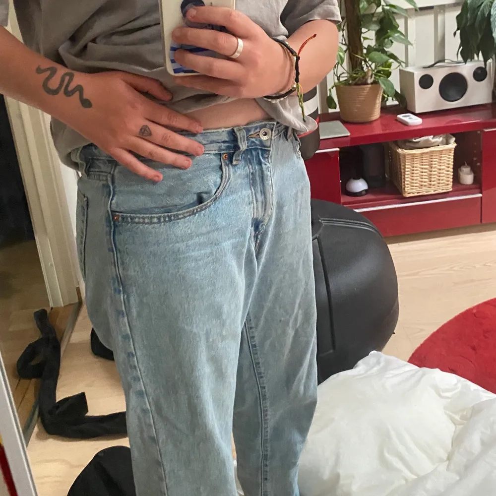 Dessa grå vailent jeans är tyvär för små för mig och den första bilden är den ända bilden jag har på mig, med dom på. Jeansen är väldigt bekväma och är i okej skick😁Frakt ingår inte i priset! . Jeans & Byxor.