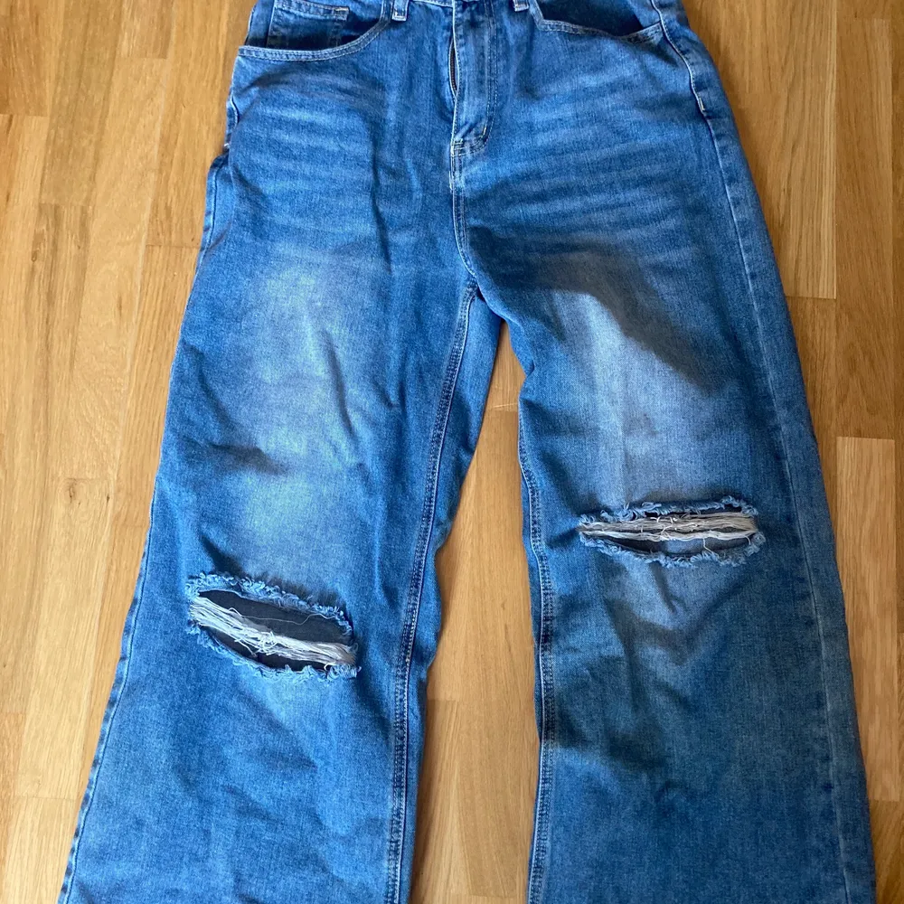 Säljer mina jeans då jag inte känner att modellen är för mig. Alla är helt oanvända och bara legat i min garderob. . Jeans & Byxor.