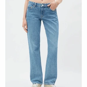 Arrow low straight jeans - Säljer dessa lågmidjade jeans från weekday då dem har blivit för små på mig. Inte andvänt många gånger så är i väldigt bra skick däremot så har jag sprättat upp slutet på jeansen för att dem ska bli längre💕