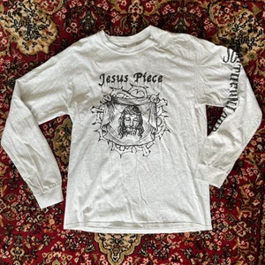 JESUS PIECE LS - Köpt på detas första spelning på deeas första EU TOUR ever. Southern Lord print längs armen
