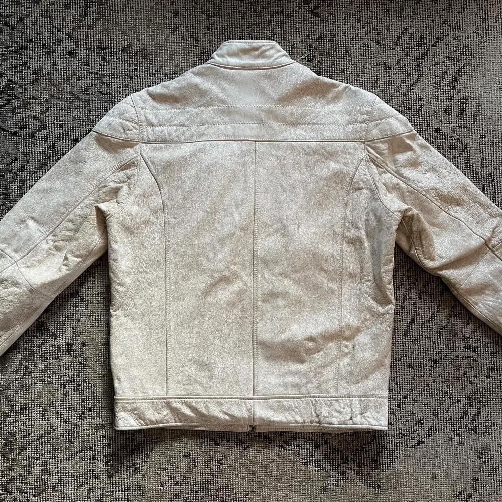 Vintage vit läderjacka från 90-talet Strl Medium/Large. Jackor.