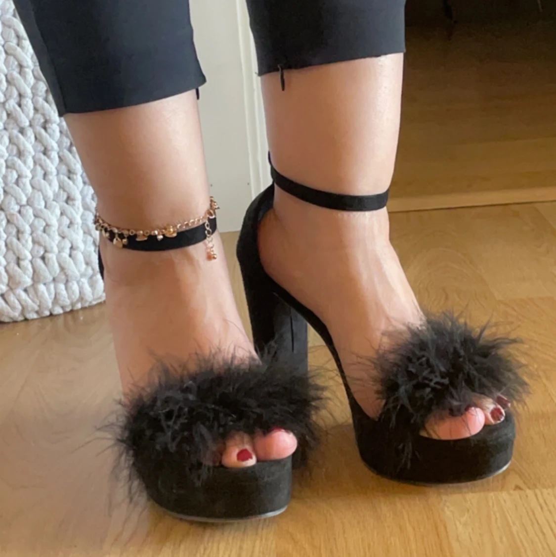 Svarta klackar med svarta fjädrar  - 91