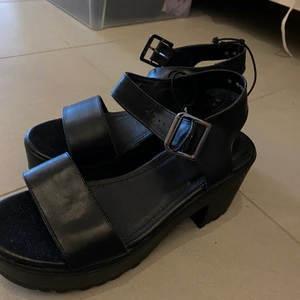 Skor - Oanvända klackar. Nypris: 299kr