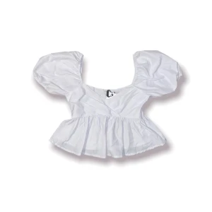 Vit topp med puffärm - NY OANVÄND! Vit Croppad Topp med Puffärmar från NAKD i storlek 36 med prislapp kvar! 