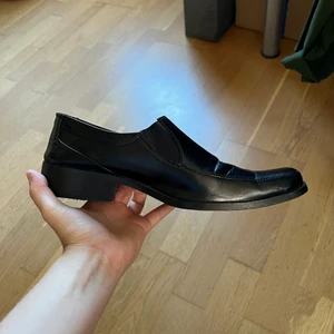 Svarta Loufers  - Svarta loufers i storlek 39. Använd extremt sparsamt utan defekter annat än formning på lädret. Fake läder men i bra kvalite. köpta på sellpy 