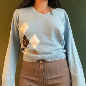 Blå rutig slipover - Blå tunn stickad tröja med rutigt mönster. Lite blåare i verklighet, kan skicka bättre bilder på färgen! bra skick. frakt ej inkl i priset! märkt som m men passar s något oversized ocksååå