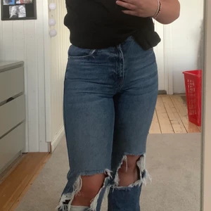 Slitna jeans NAKD - Raka jeans med slitningar från NAKD. Snygga slitningar och avklippt detalj i benen. Dessa är i storlek 38! Jag är 162 cm som referens för längden. 