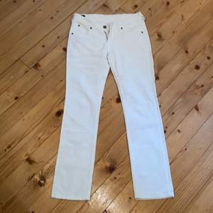 As snygga vita jeans med märket lee frakt ingår i priset och dessa är knappt använda 💗 midjemått på 37 tvärs över💗 innerbenslängd på 71 cm💗 lite slitna. Ett litet hål i uppe vid midjan. Storlek w 28 L31