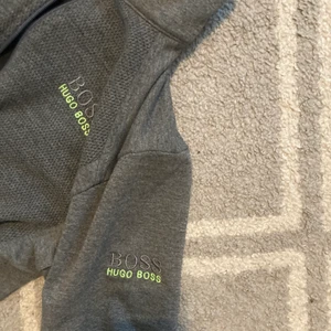 Hugo boss tröja - Hugo boss tröja  Tröjan är i ett fint skick   Storlek S