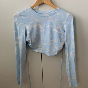 Topp öppen rygg - Pastellig tröja från Monki i storlek S. Har använt den ca 3 ggr typ så den är i bra skick:)💙