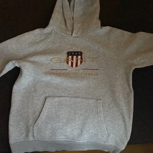 Gant hoodie st xs-s - En gant hoodie som är ett år gammal använt en gång och kunde inte skicka tillbaka den, det är storleken 170. Köpt för 1200kr