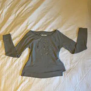 säljer denna jättefina gråa tröjan med silver detaljer i kids XL men funkar som S❤️ köpt secondhand<3