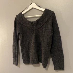 Stickad tröja grå - Säljer denna sköna stickade tröjan från h&m, den är i storlek Xs men passar även mig som är s-m, säljer den för 70kr