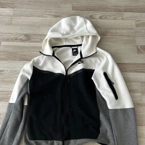 Nike teech fleece  - En nästan oanvänd teech fleece som inte har något hål eller fläckar storlek M passar L 
