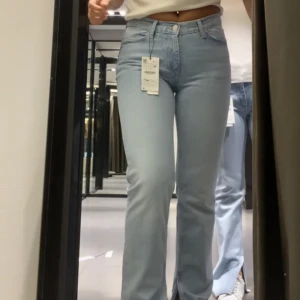 Ljusblåa zara jeans  - Säljer dessa jeansen då jag inte använder dom. Använda fåtal gånger så det är i bra skick <3
