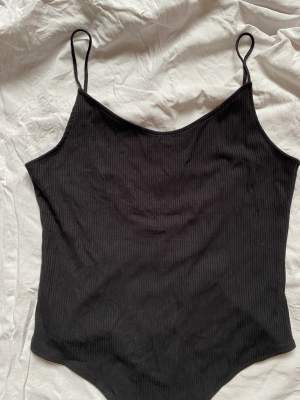 Ribbad bodysuit från h&m, aldrig använt