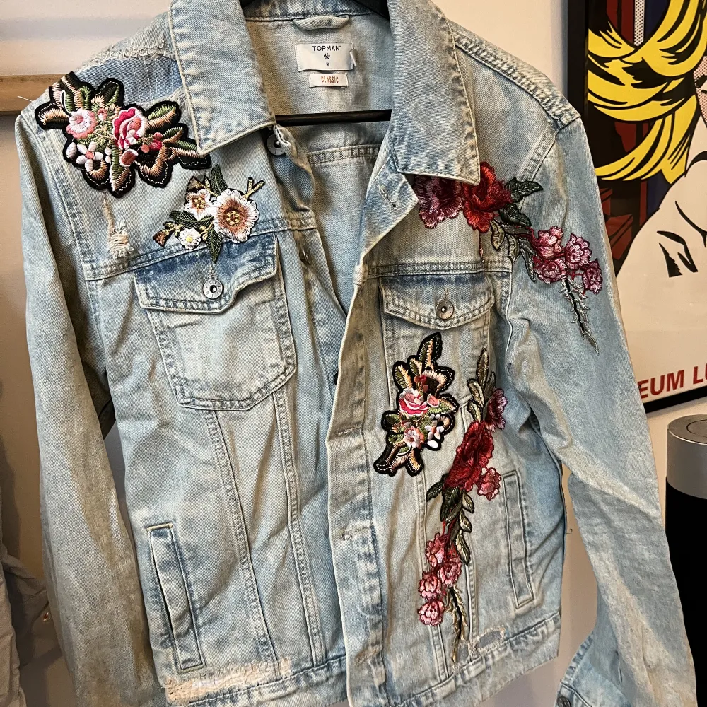 Jeansjacka från Topman med coola slitningar och blommotiv på. . Jackor.