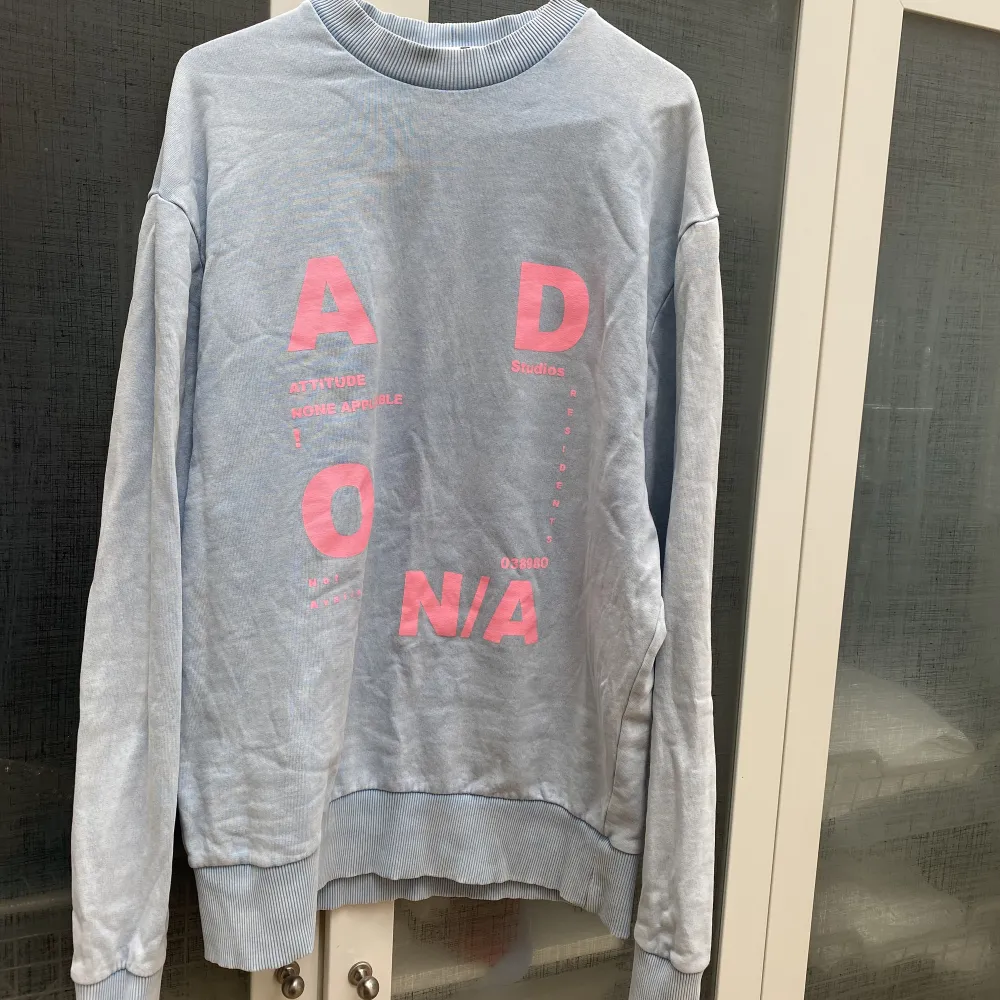 Köpte denna tröjan för 2 år sen från ASOS men används inte längre. Mycket fin färg!! Ljuset på mina bilder är inte lika korrekta som hemsidans😊 . Hoodies.