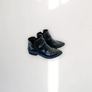 Boots - Skor i läderimitation