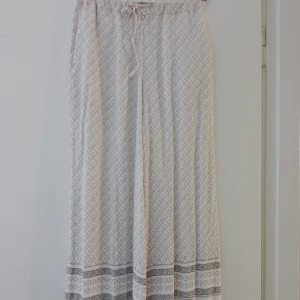 Byxor vida ben - Tunna fina byxor med vida ben  Passar 34-36