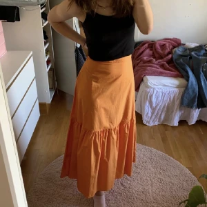 Orange kjol från Lindex - Lägger upp den här superfina kjolen igen. Perfekt till våren/sommaren! Aldrig använd 🥰