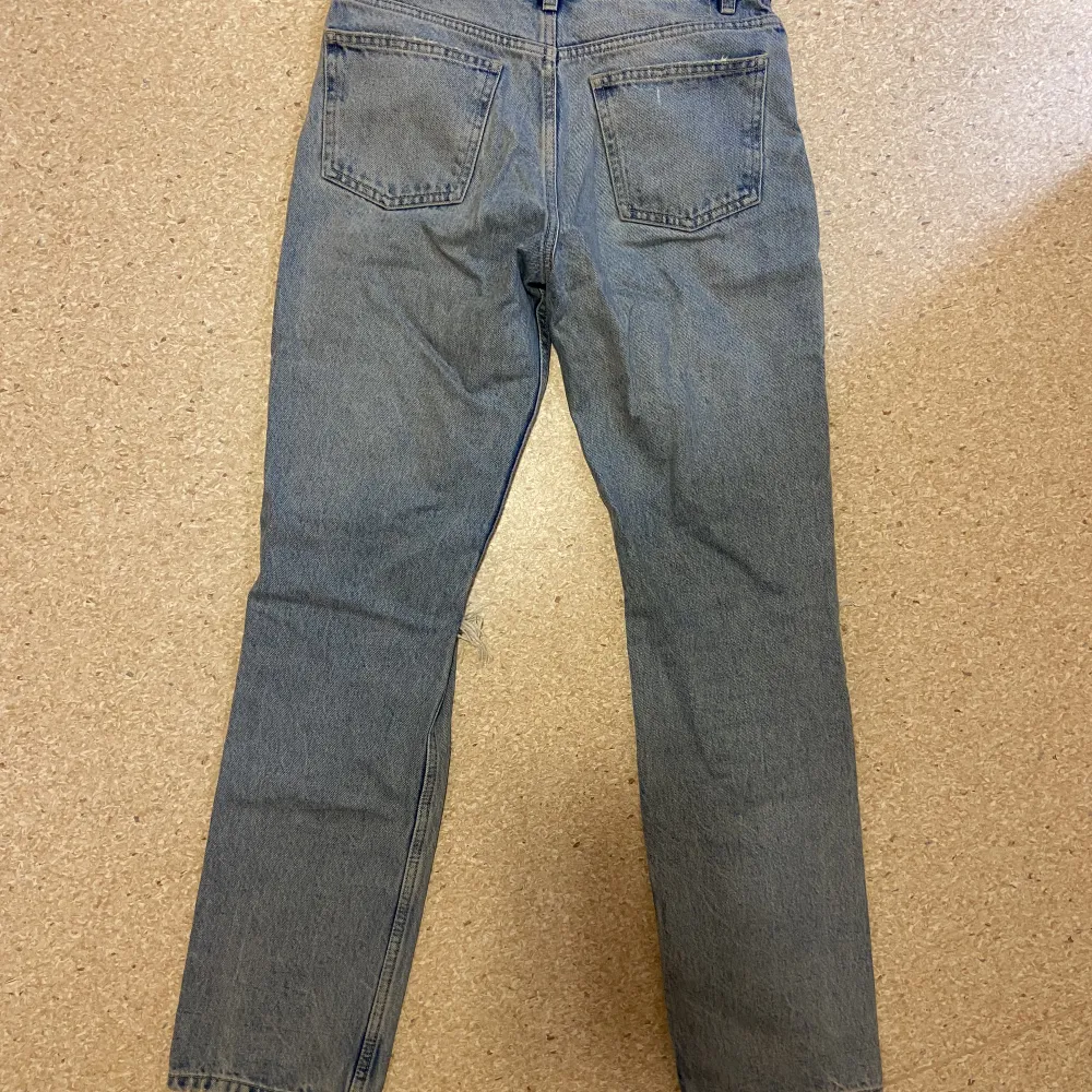 Helt felfria jeans från Zara i storlek 36. Jag är 168. Säljer för att jag inte fått användning för dom. . Jeans & Byxor.