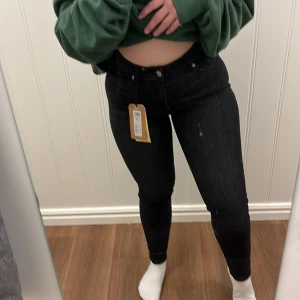 Nya jeans! - Helt nya jeans med lapp kvar! Från Lindex! Väldigt stretchiga! Storlek 38.  Kan skickas men köparen står för frakten 🥰