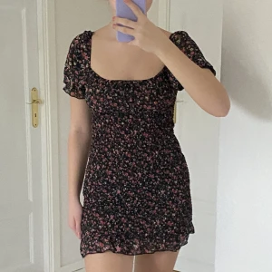 Klänning  - Helt oanvänd blommig klänning från New Yorker! Storlek M🌸