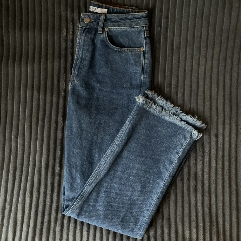 Jeans från NA-KD i mörk tvätt💙  Använda fåtal gånger . Jeans & Byxor.