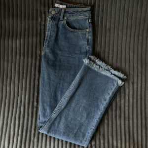 Blåa jeans  - Jeans från NA-KD i mörk tvätt💙  Använda fåtal gånger 