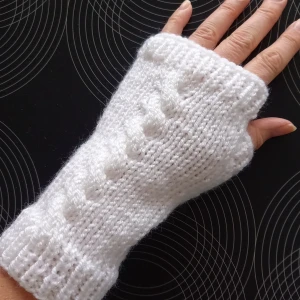 Nya vita torgvantar med mönster stl S/M - Perfekta till våren! Ett par nya torgvantar i frächt vitt. Stickade i ett garn som är varmt och skönt, men inte stickigt. Kan tvättas i 40 grader. Pris 85 kr+ frakt som vanligt brev. Totalt 100 kr. Följ mig så ser du nya annonser!