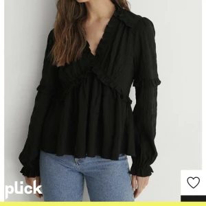 Vit blus  - Använd en gång, som ny. Säljer på grund av att den inte kommer till användning, annars är den jätte fin. Lägger upp igen på grund av missförstånd på förra. 💓