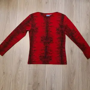 Röd och svart tröja med zebramönster i stretchigt material. ❤️