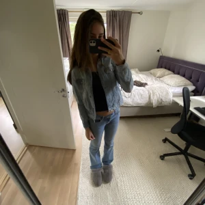 Blå Jeansjacka - Säljer en jättefin blå jeansjacka som passar perfekt för vår och sommar. 
