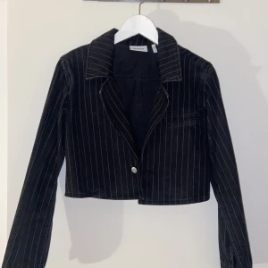 Kavaj - Säljer min fina fest kavaj! Bra skick och går att matcha till vardags men också fest😍köpt på weekday! Den är i storlek Xs men går att använda om du är S!