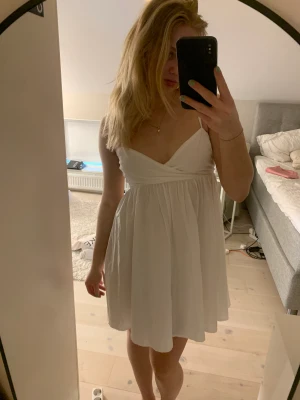 Vit klänning  - Säljer denna enkla men väldigt stilrena vita klänning som jag tänkte ha till studenten men hittat en annan ❤️‍🔥