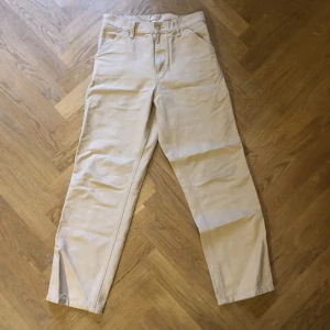 Carhartt byxor - Säljer ett par fräscha  Carhartt single knee byxor som knappt är använda (nyskick) men behöver strykas. Skriv till mig om du har några funderingar! SÄNKT PRIS ‼️