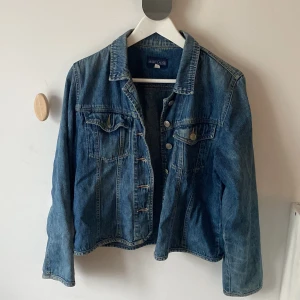 Vintage jeansjacka - Assnygg jeansjacka i strl s. Från märket Marc Lague