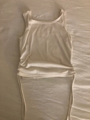 Linne - Snyggt linne med detaljer på sidan! Oanvänt så i nyskick❤️ Stl M, passar S bra oxå! 