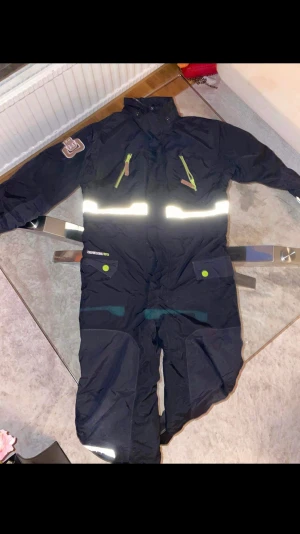 Vinter Overall  - Hej säljer ett par overall som existerat i gaerderoben och vill få ut allt oanvändbara kläder och la ut denna, kan tänka mig vara värt för någon som letar efter små par overall.👍